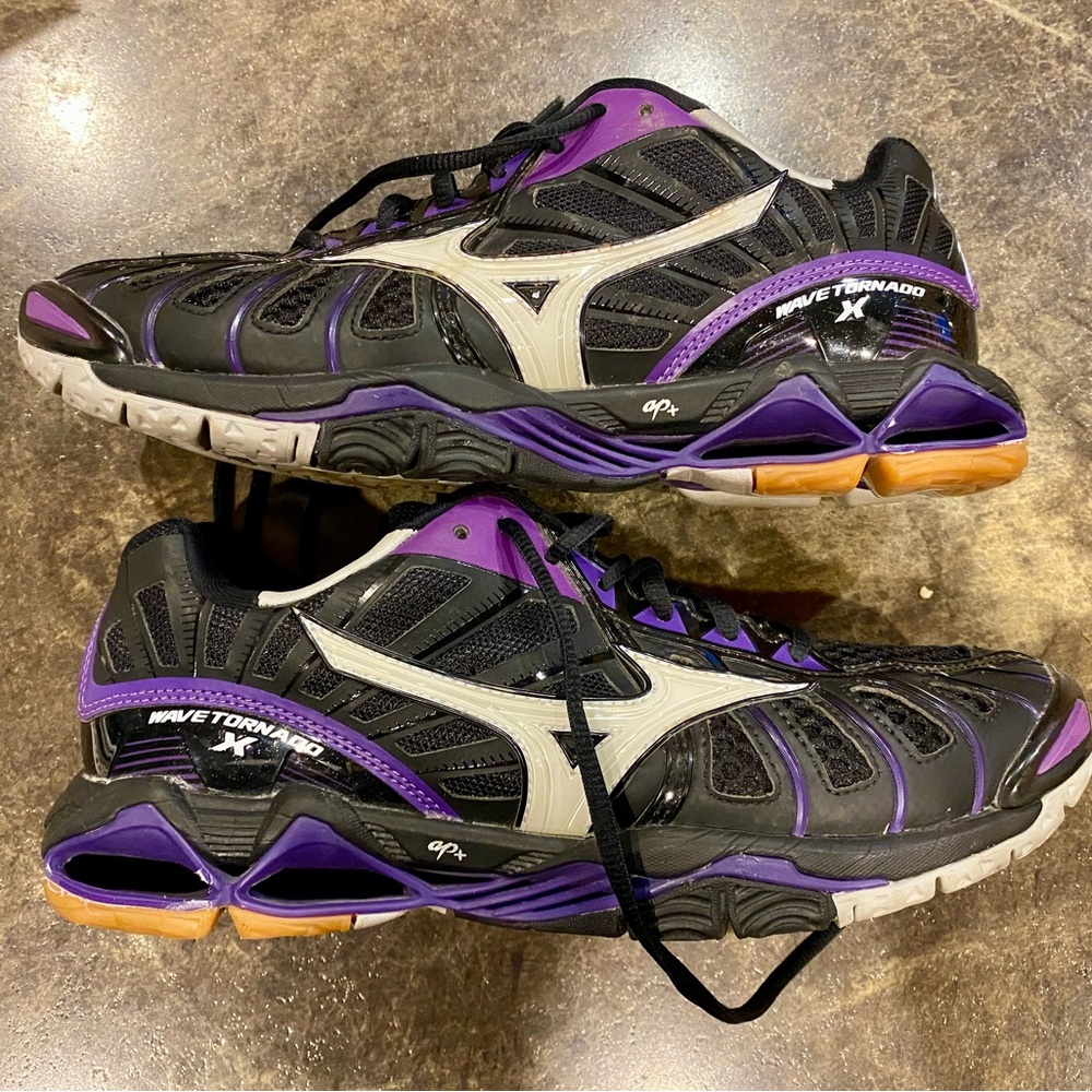 Women’s Mizuno Wave Tornado Volleyball Shoes - Size 10